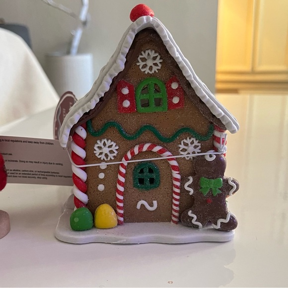 Ginger bread house with light, light runs with a coin battery brand new - Picture 6 of 6